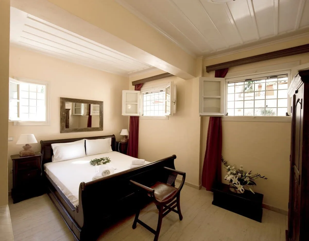 Nice studio with shared pool next to old port photo 3