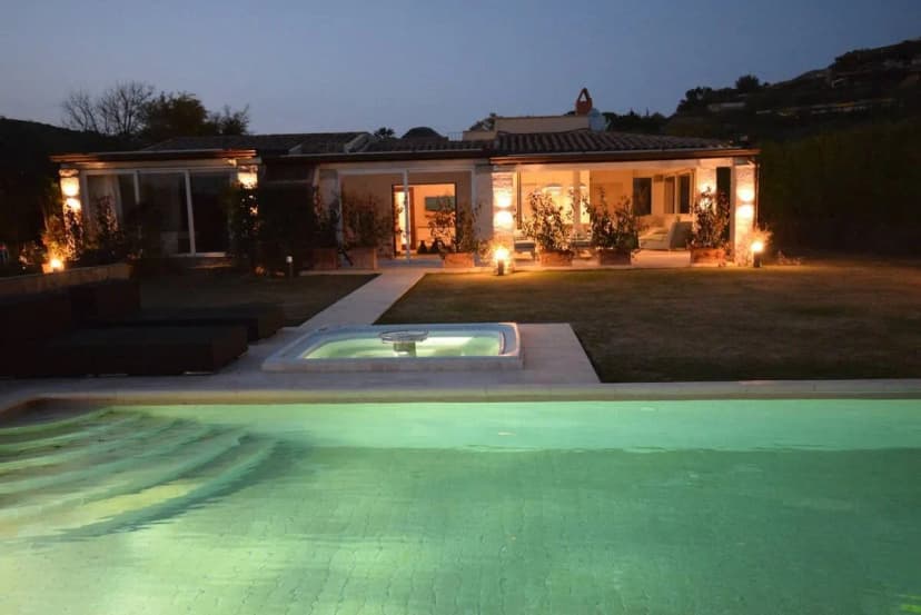 Tranquility villa right next to sea -infinty pool