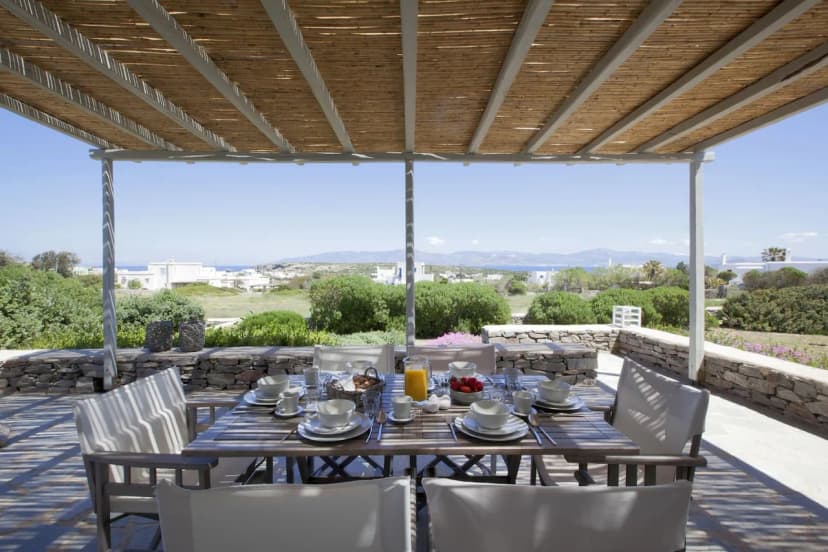 4 BR - Warm and Bright Villa