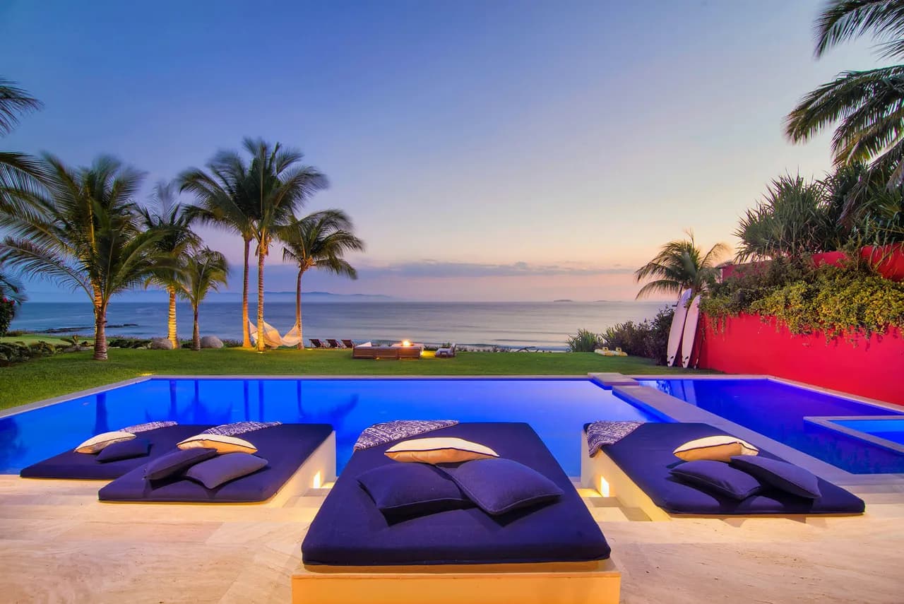 Wonderful Oceanfront Estate with Pool and Gym photo 3