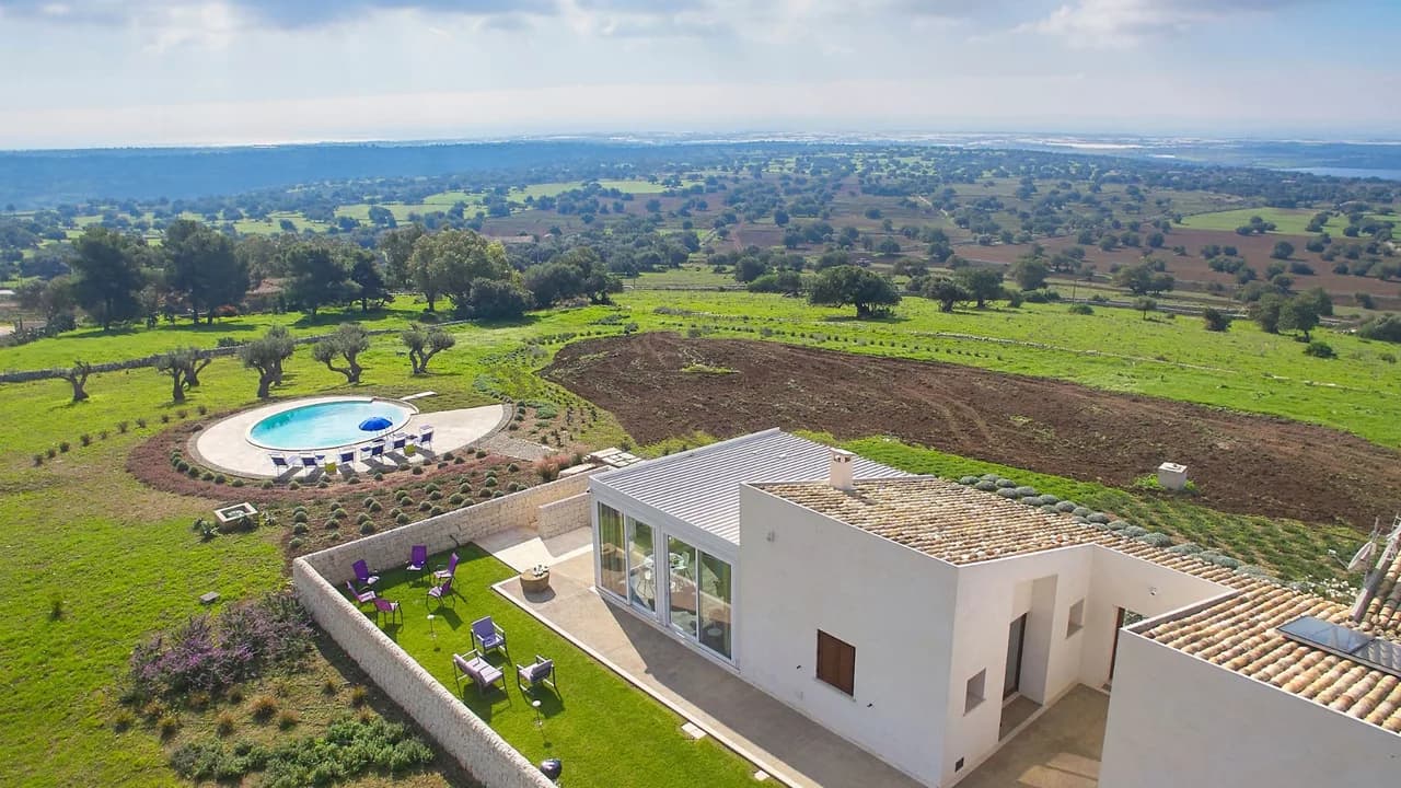 Elegant Villa with Circular Infinity Pool photo 5