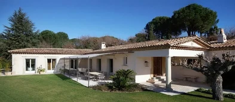 8 Br Astonishing Villa with Exclusive Swimming Pool