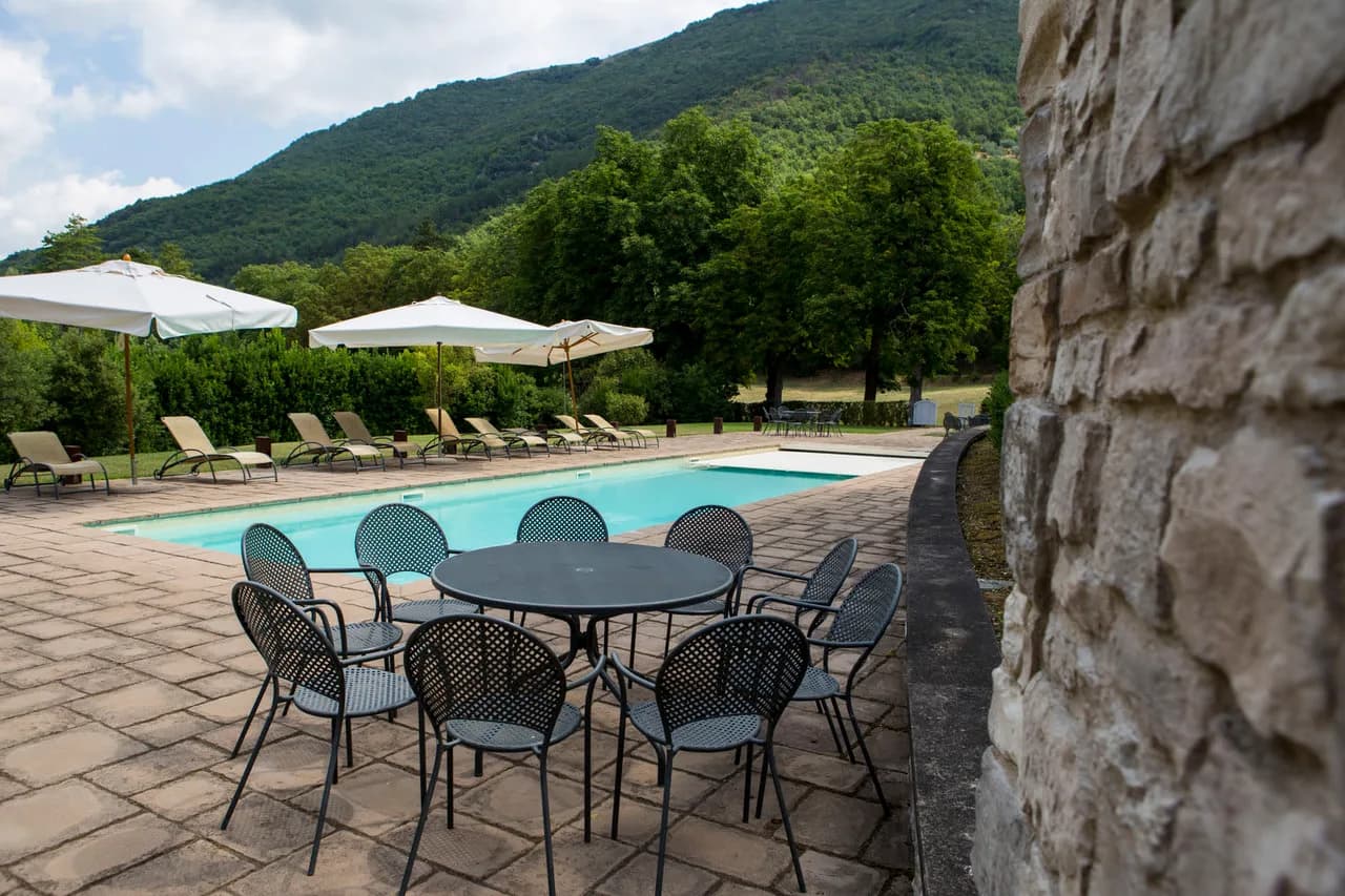 Eingebettete Villa unter grünen Hügeln, Foto 3