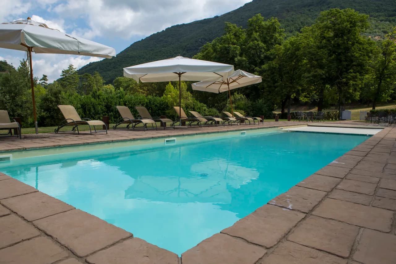 Eingebettete Villa unter grünen Hügeln, Foto 4