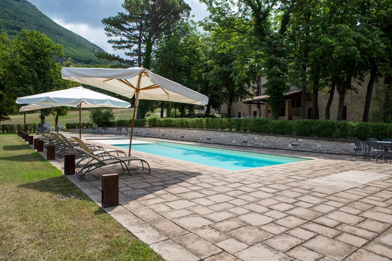 Eingebettete Villa unter grünen Hügeln, Foto 5