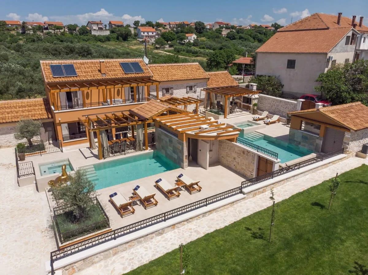 Villa de lujo renovada con piscina increíble