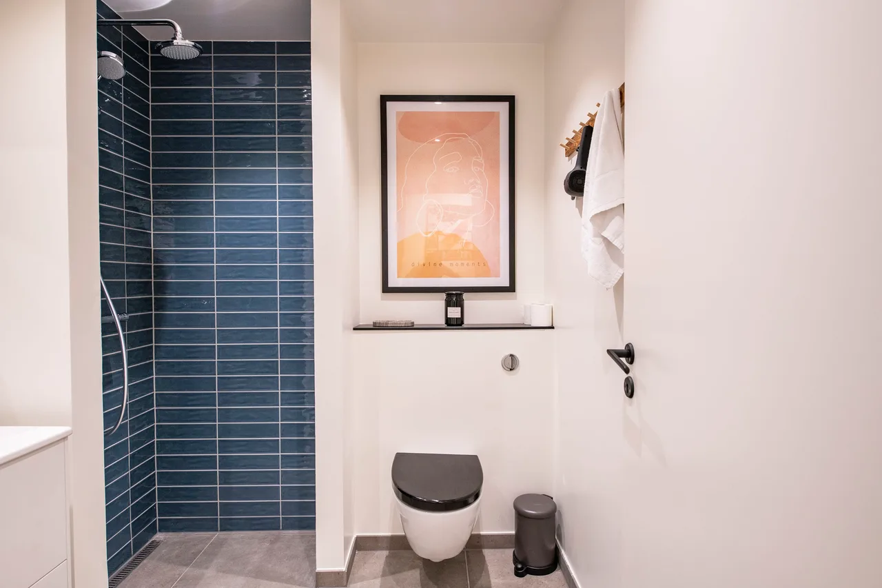 The Lakes 1BR swanky by Daniel & Jacob's photo 5