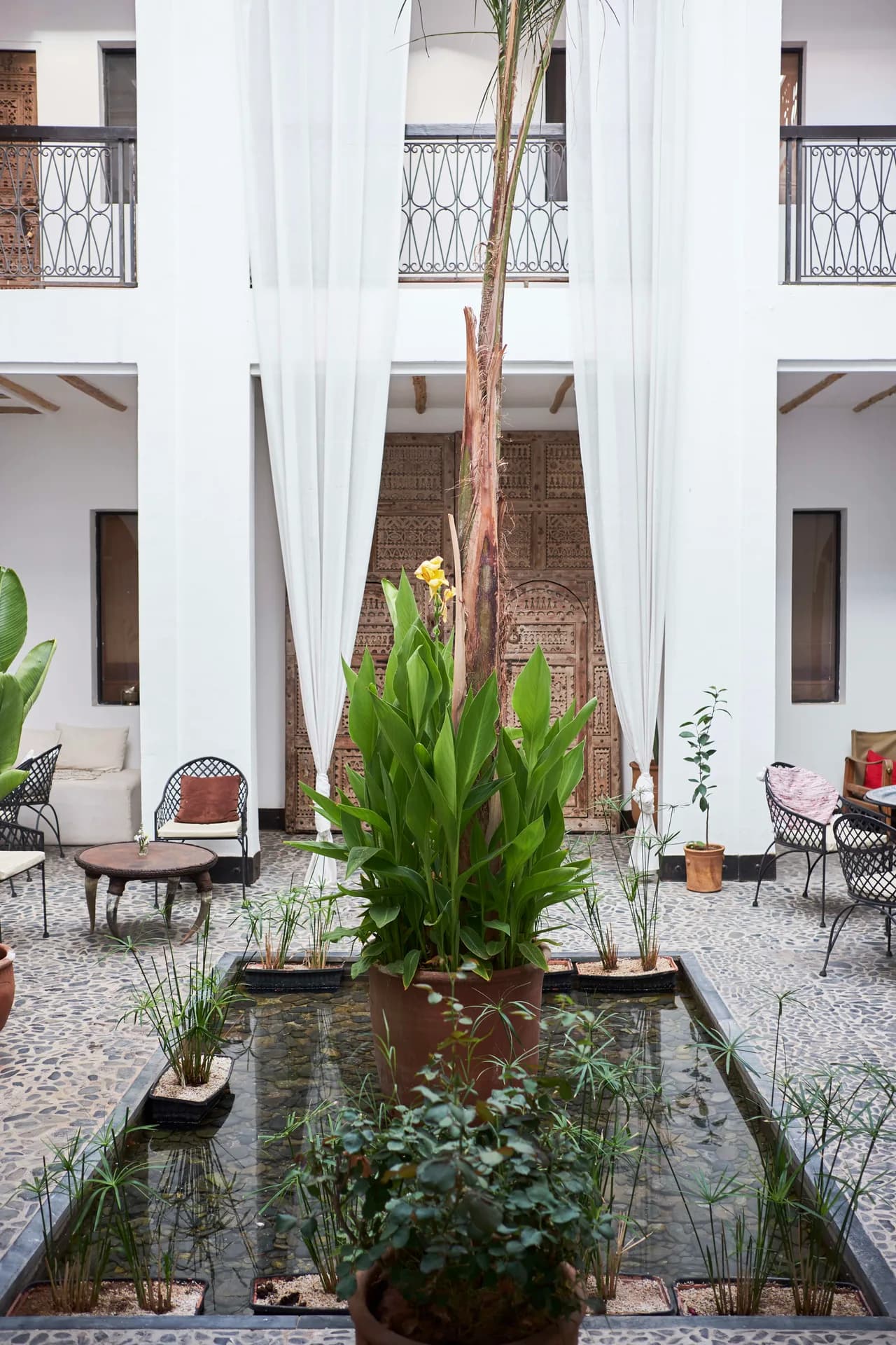 Habitación atmosférica sahariana con majestuosa puerta antigua, foto 4