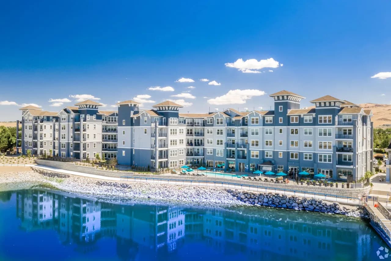 Sparks Marina 2BR · Mountain Views, Pool & Gym, foto 2