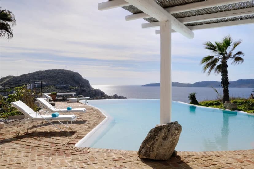 Seafront villa with a magnificent sunset view