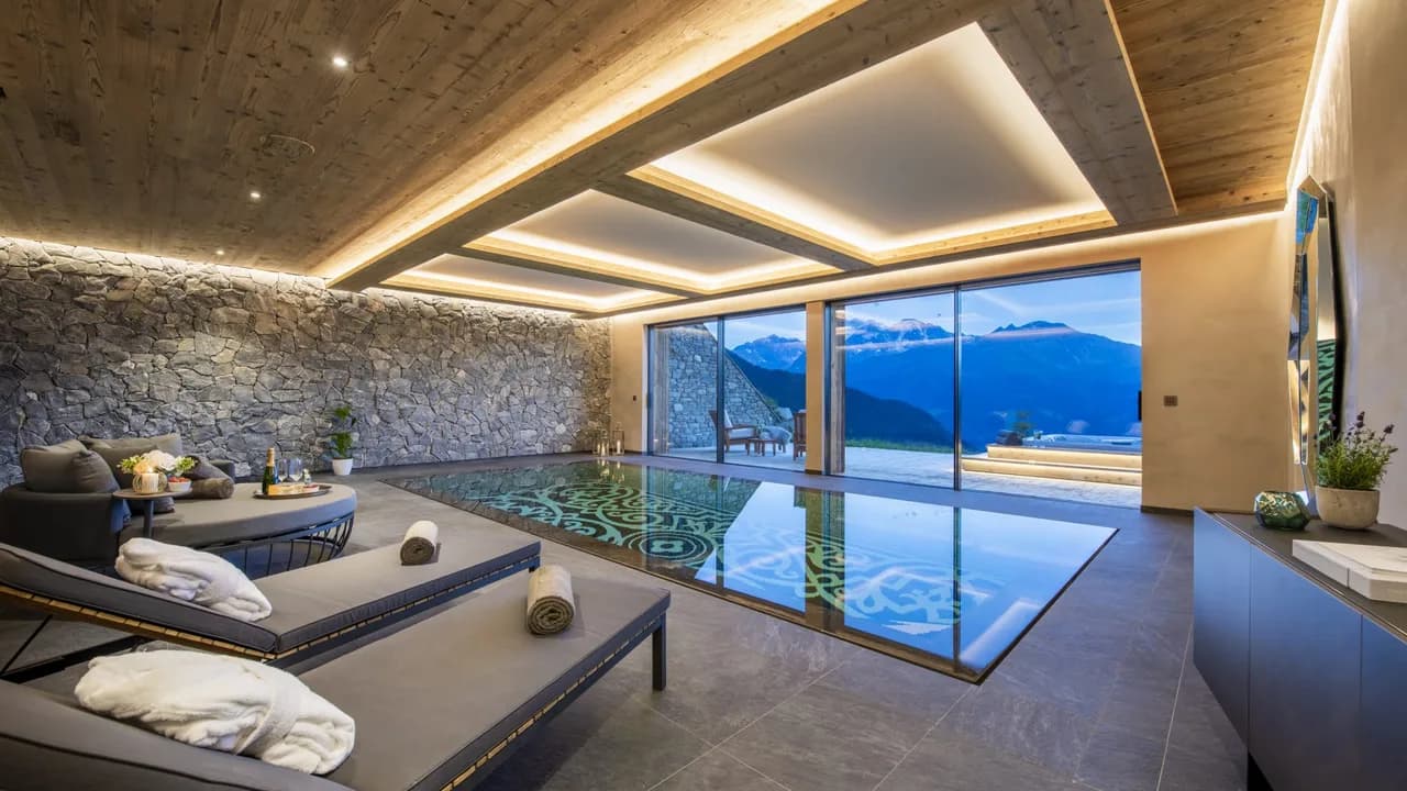 Retiro Lujoso Con Piscina Interior y Cine en Casa, foto 5