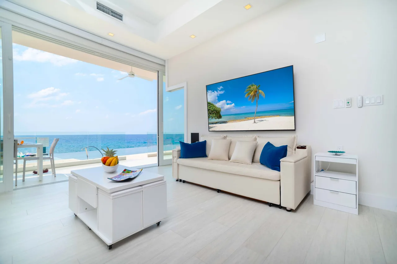 Modern Oceanfront 1 Bdr Condo /w Pool + Diving photo 2