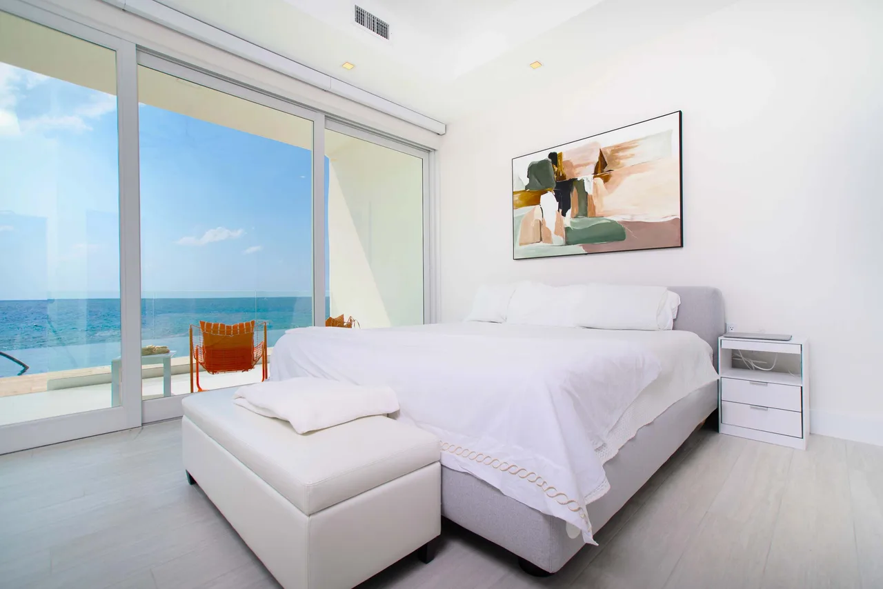 Modern Oceanfront 1 Bdr Condo /w Pool + Diving photo 4