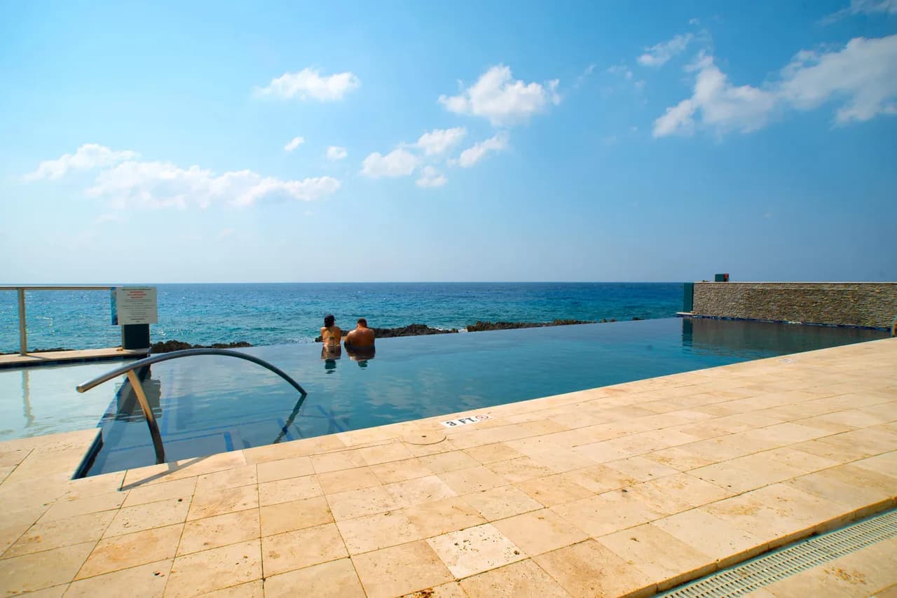 Modern Oceanfront 1 Bdr Condo /w Pool + Diving photo 5