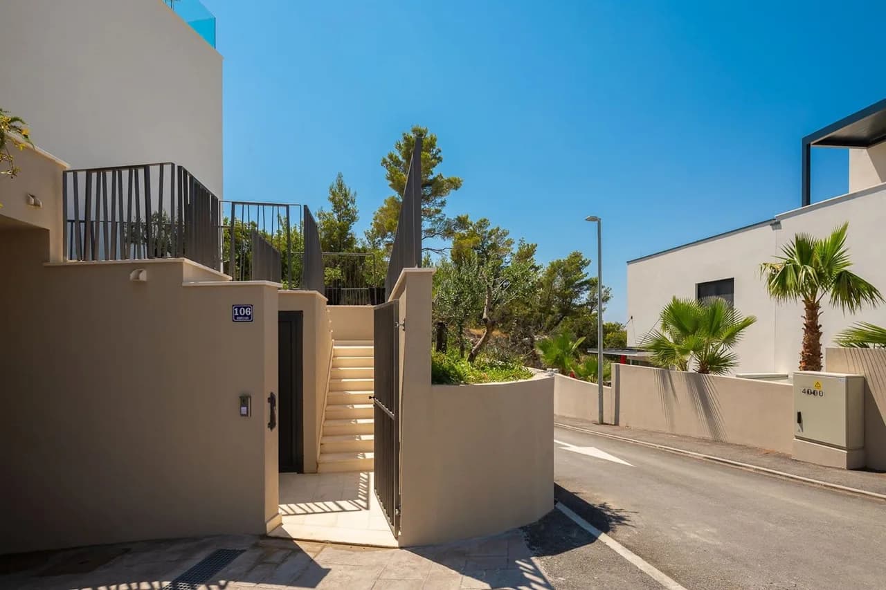 Stylish Villa with Overlooking View photo 4