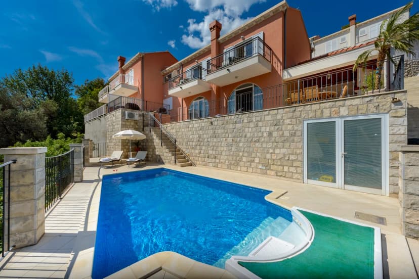 Hilltop Villa With Stunning View of the Bay