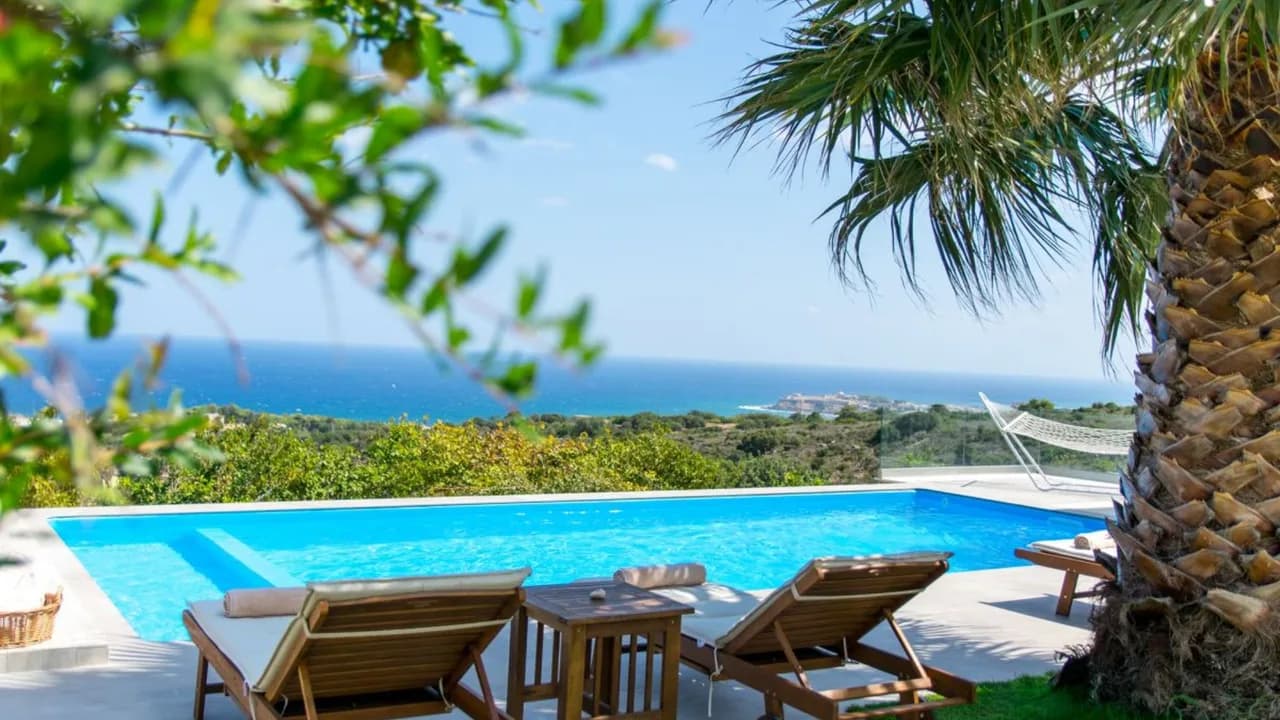 Schöne Villa mit Sonnenliegen und Swimmingpool, Foto 3
