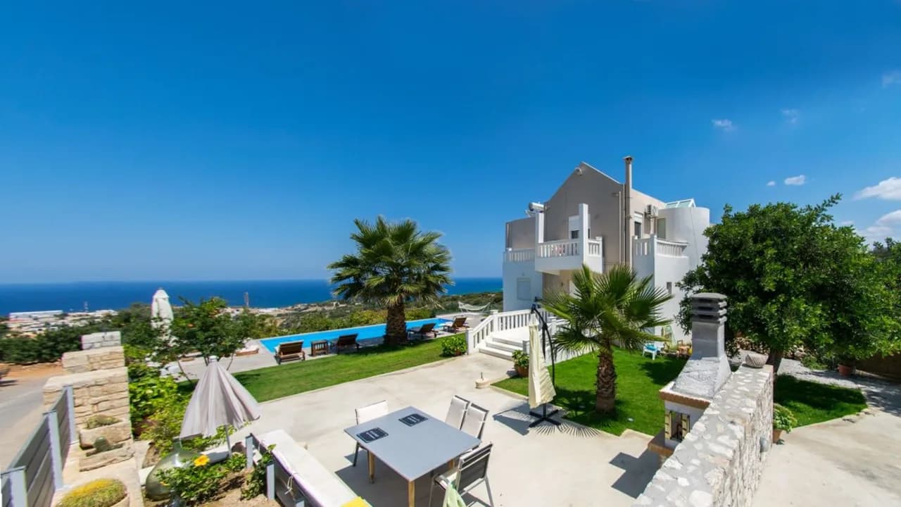 Schöne Villa mit Sonnenliegen und Swimmingpool, Foto 5
