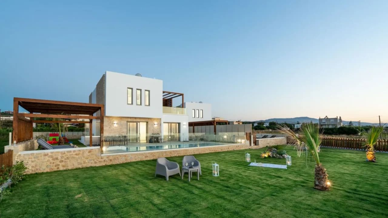 ALL-NEW MODERN DESIGN 3BR BEACHFRONT CRETAN VILLA, foto 2