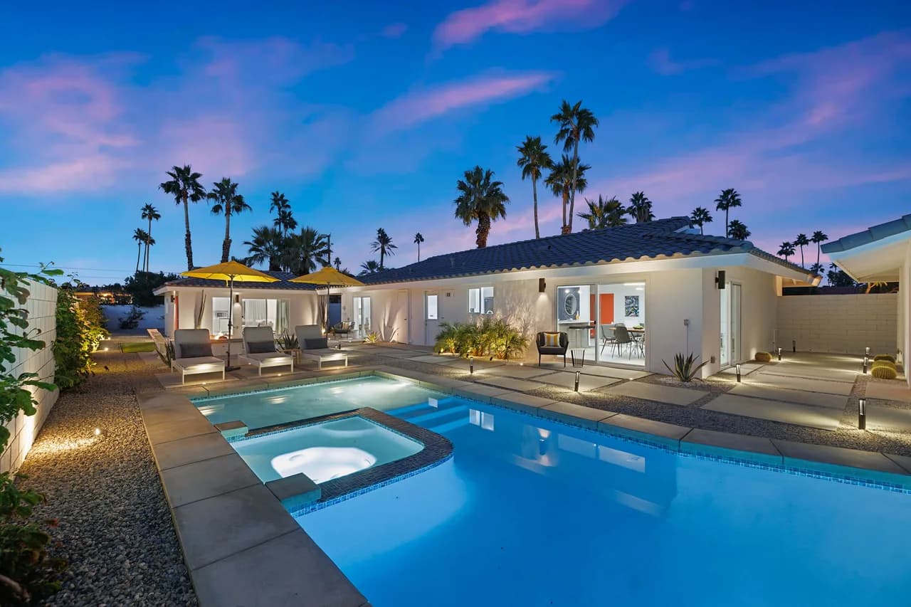 Üppiges Gartenrefugium mit Pool in Palm Springs
