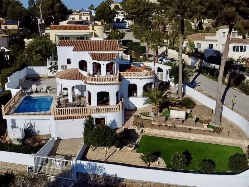 Luxurious Four Bedroom Villa in Moraira, Sea View