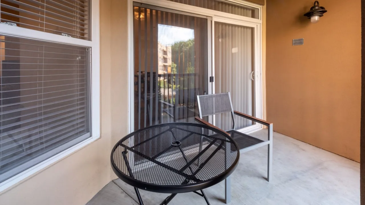 MODERN APARTMENT W/ POOL & GYM ACCESS photo 3