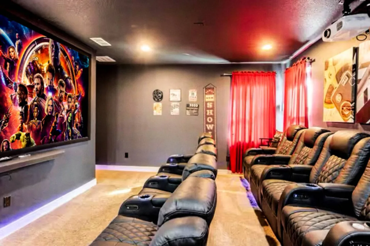 Luxusvilla mit privatem Kino in West Lucaya, Foto 3