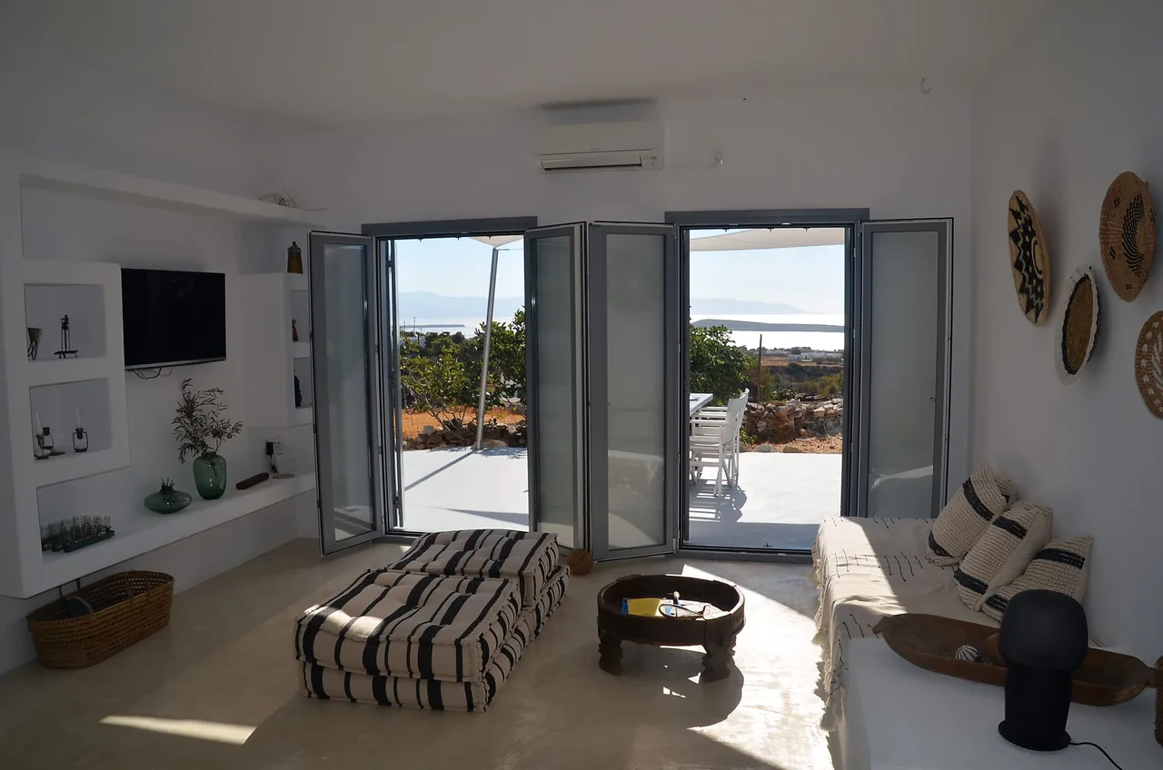 Beautiful Cycladic Home With Comfortable Amenities photo 2