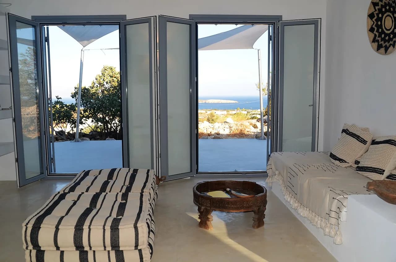 Beautiful Cycladic Home With Comfortable Amenities photo 4