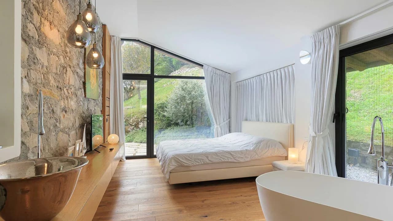 Villa Frente al Lago de 4 Habitaciones con Piscina Infinita, foto 3
