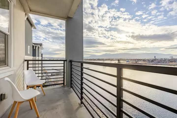 Sparks Marina 2BR · Waterfront Views & Rooftop Patio, foto 4