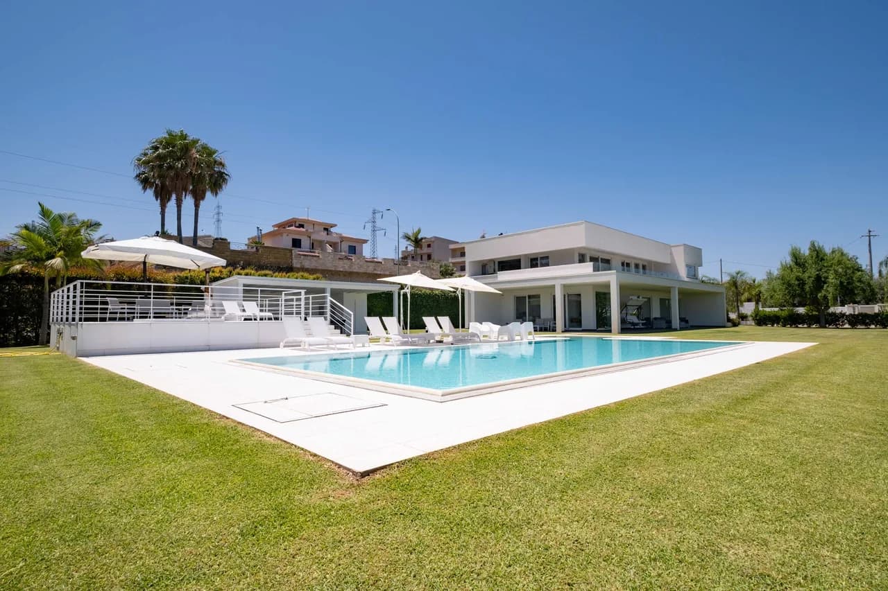 Elegant Escape With Stunning Sea Views photo 5