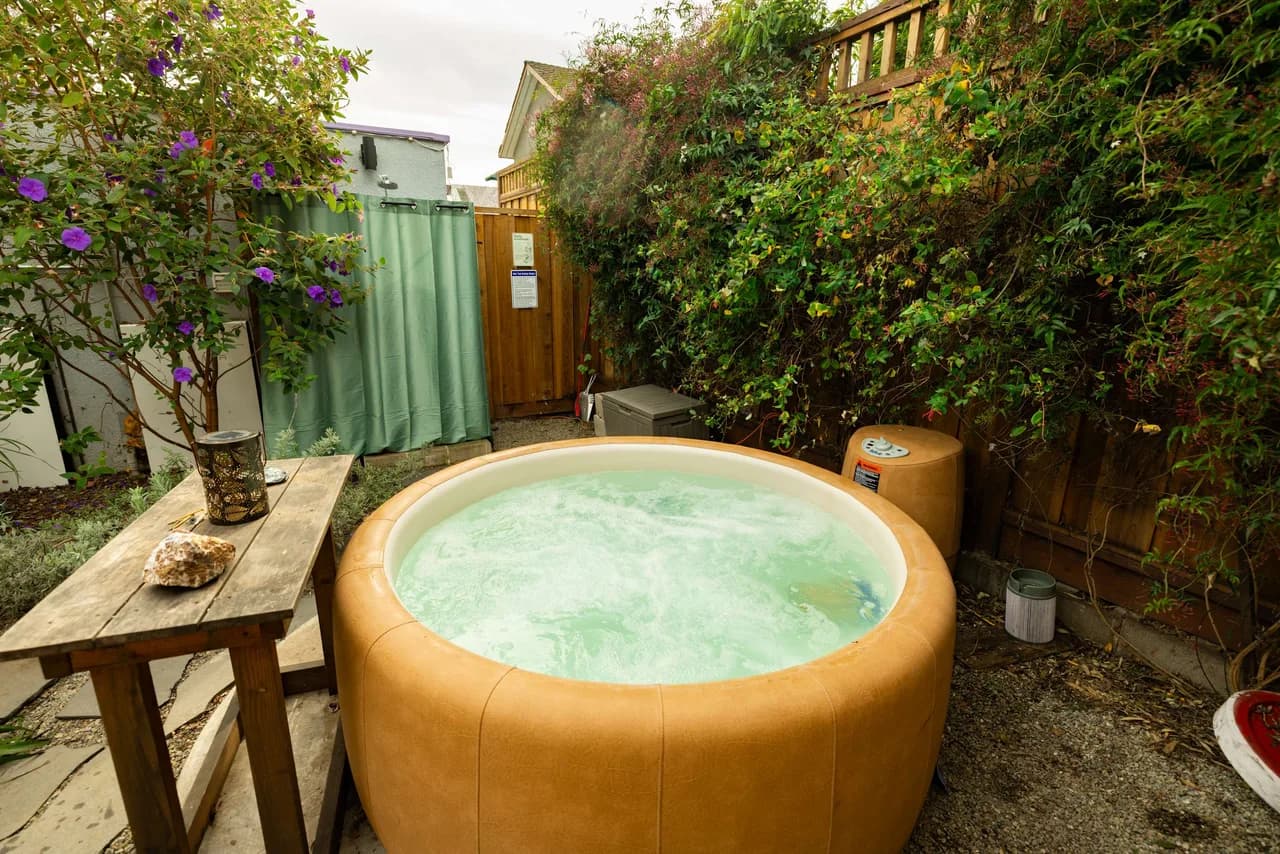 Charming Retreat with Hot Tub in San Francisco Bay, photo 3