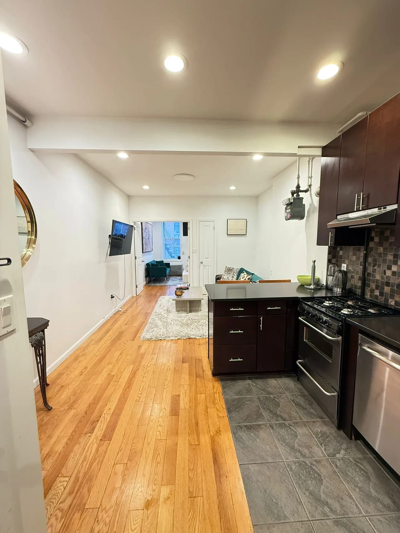 Stylish Soho 1BR with home office  photo 2