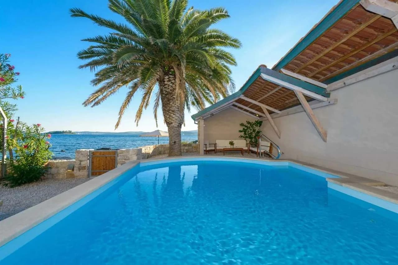 Villa en Pierre en Bord de Mer à Quelques Pas de la Mer