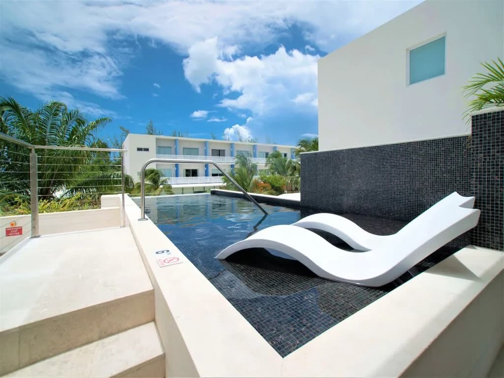 Rooftop Pool Apartment in West Bay photo 4