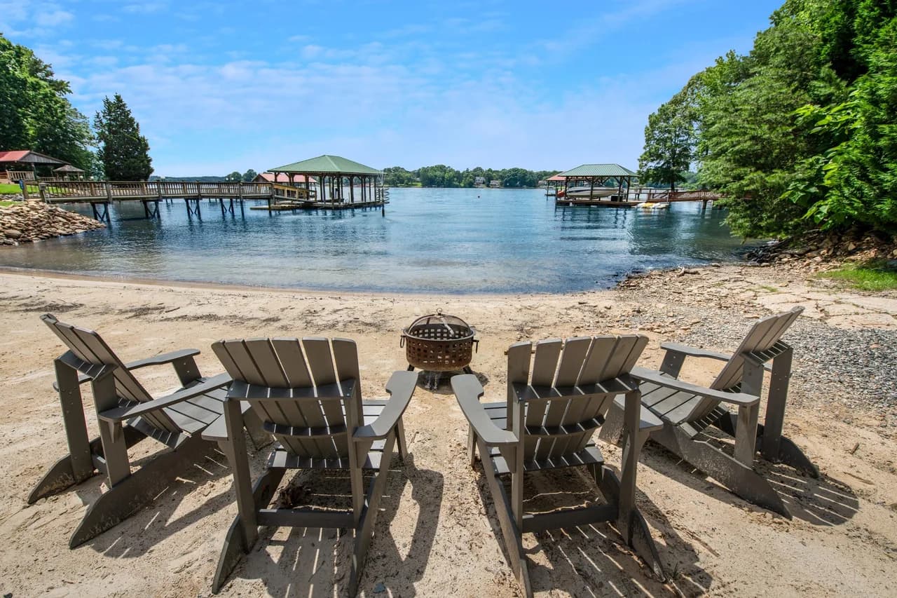 Lakeside Retreat Vacation Home in Mooresville