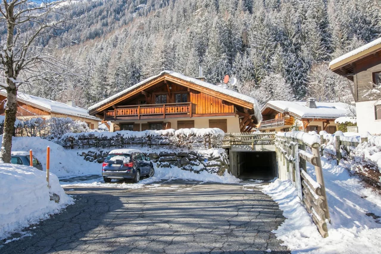 Chalets d'Henri 63 Mont Blanc Views 300m to Ski Lift photo 2