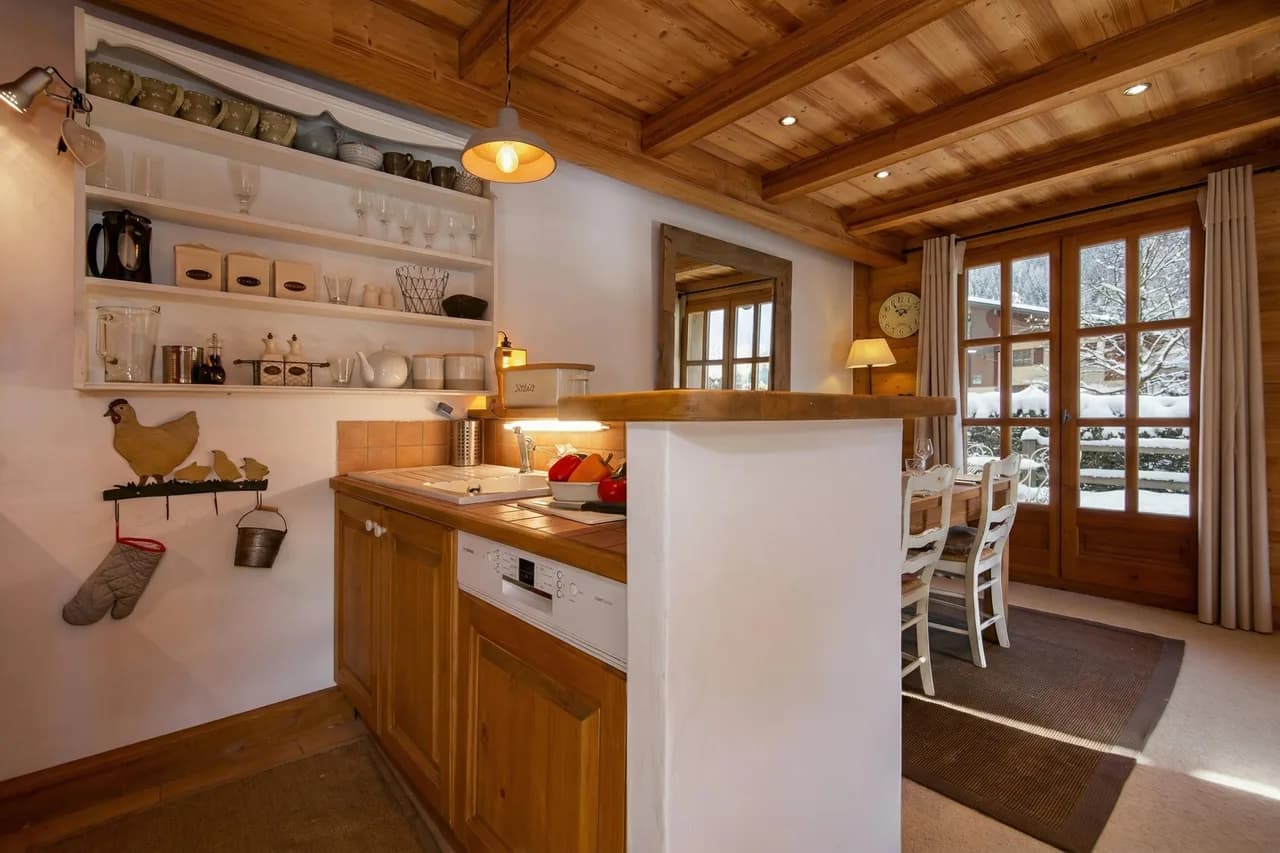 Chalets d'Henri 63 Mont Blanc Views 300m to Ski Lift photo 4