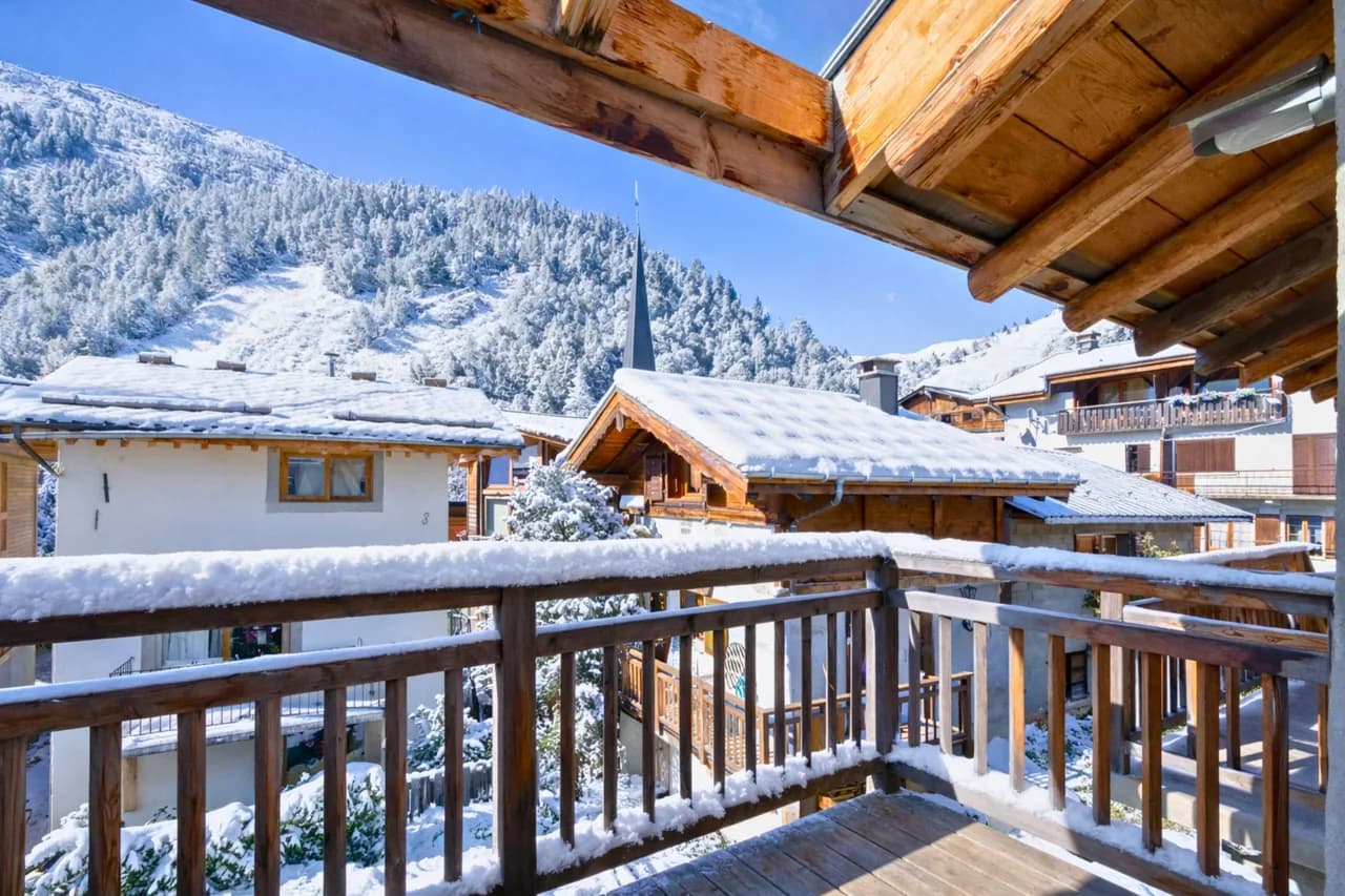 Apt Clusettes 1-min walk to ski + parking & WiFi photo 2
