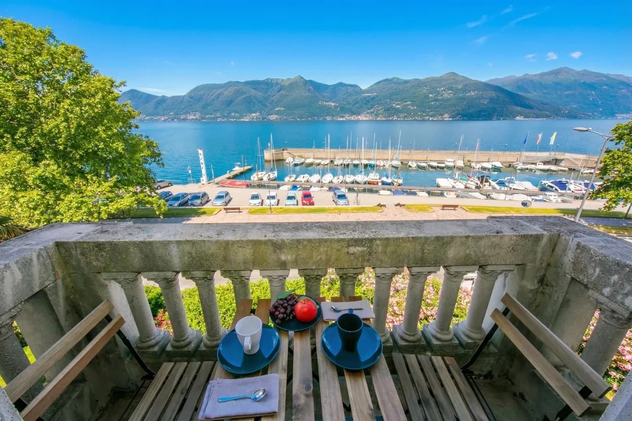 Residenza Oleandro - Balcon avec vue sur le lac au centre de Luino, photo 2