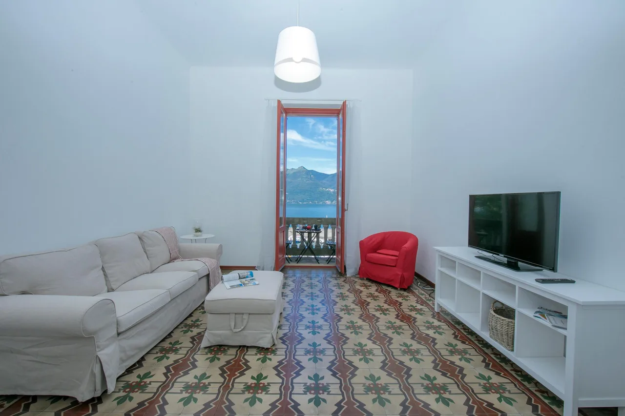 Residenza Oleandro - Balcon avec vue sur le lac au centre de Luino, photo 3