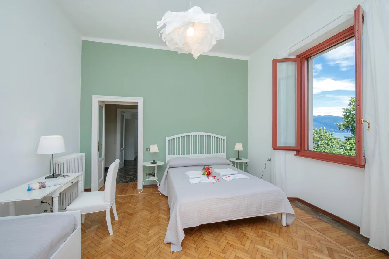 Residenza Oleandro - Balcon avec vue sur le lac au centre de Luino, photo 5