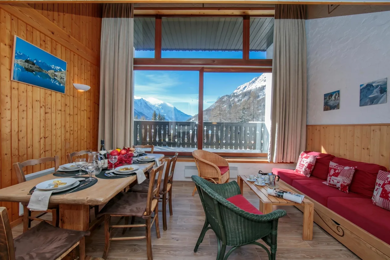 Chalet Charpoua for 6 near Le Tour Ski Lifts photo 3
