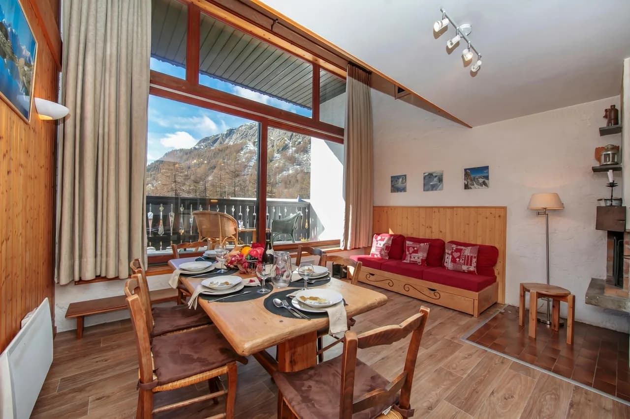 Chalet Charpoua for 6 near Le Tour Ski Lifts photo 4