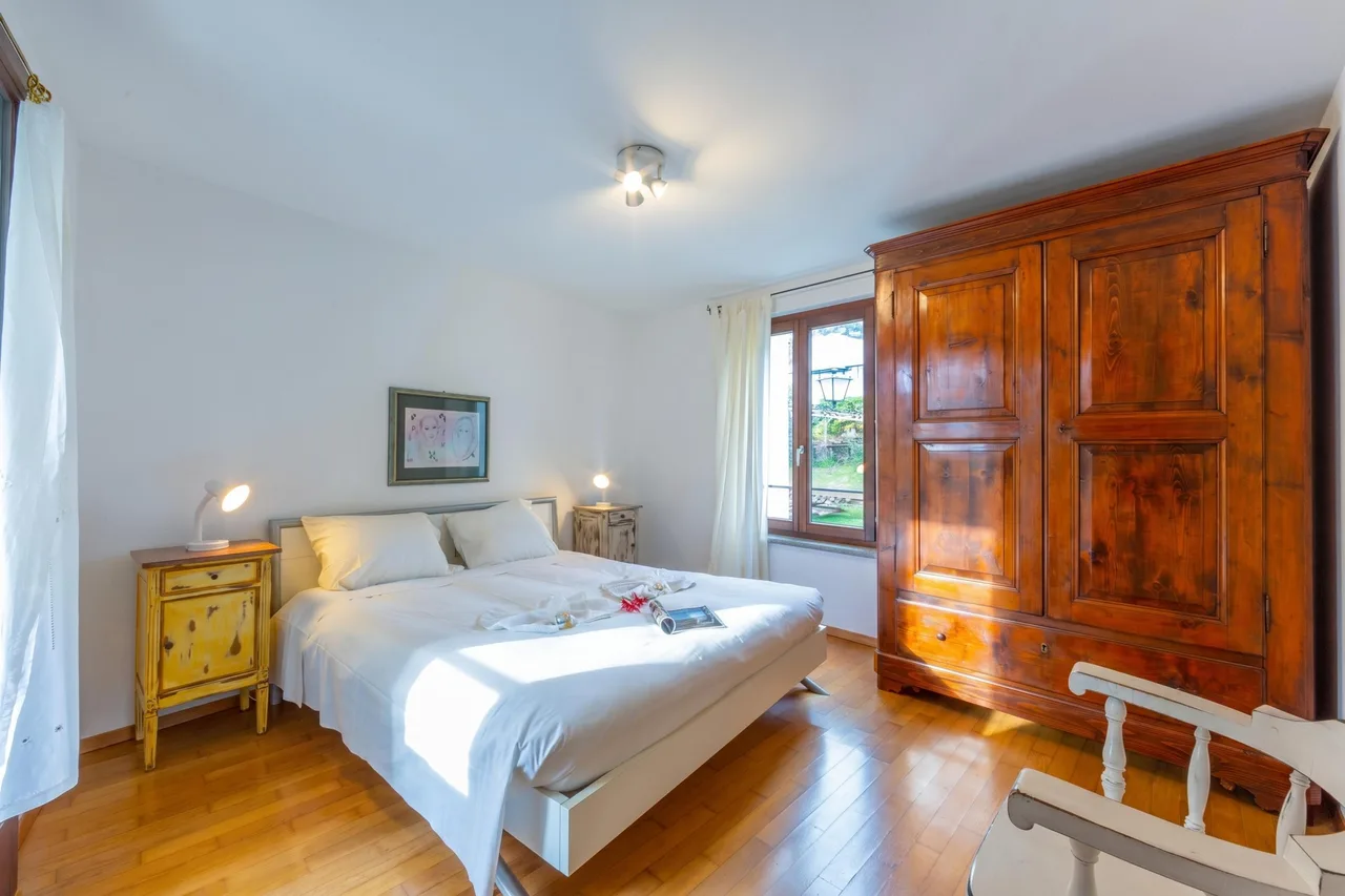 Scenic Balcony Apartment in Muralto, Ticino photo 4