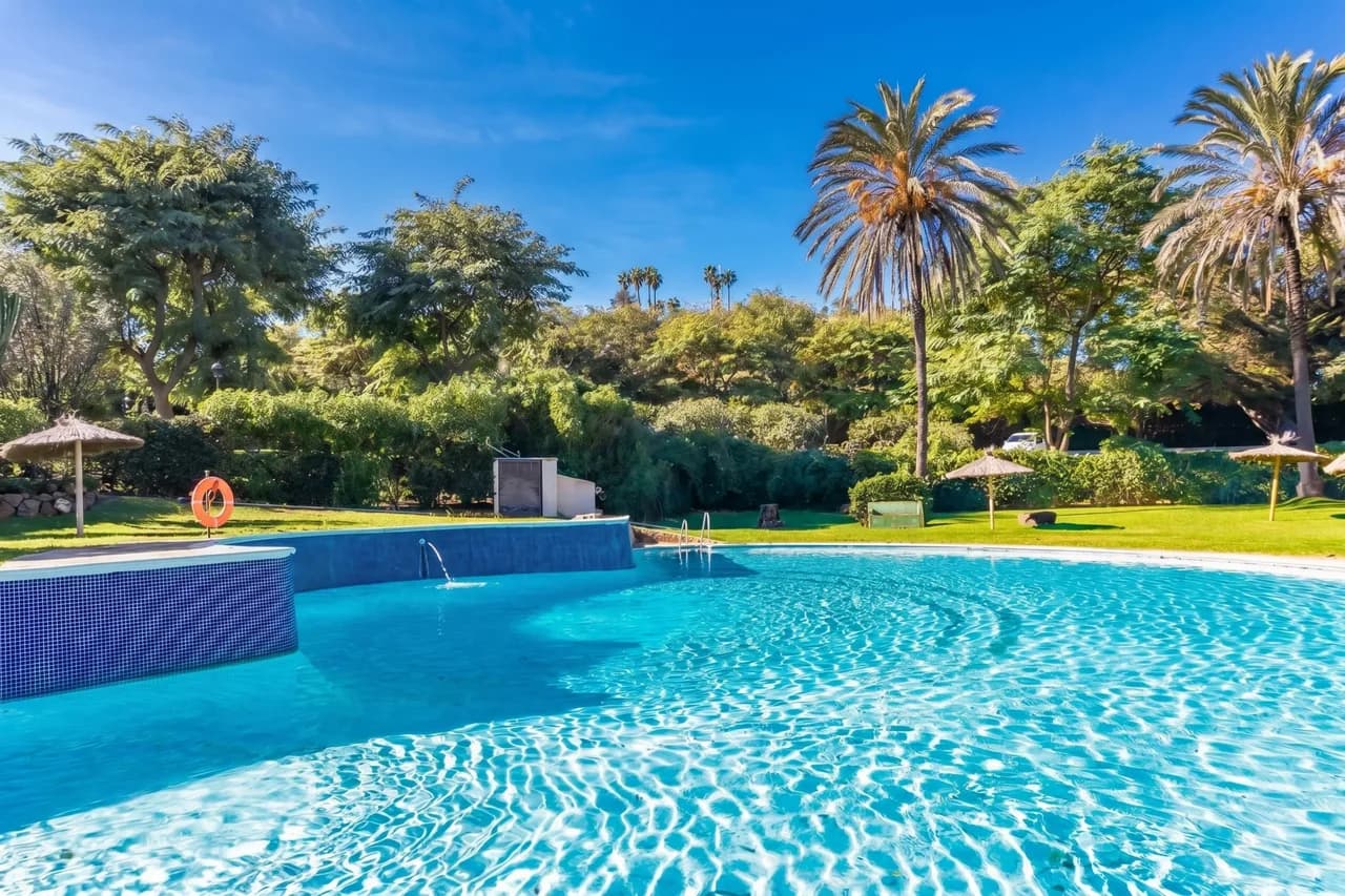 Seaside Villa with Private Garden in Estepona, Foto 2