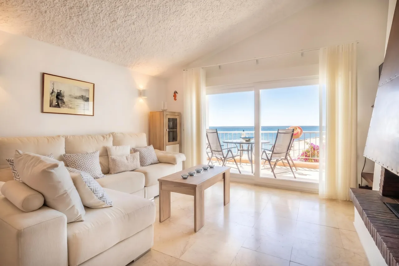 Seaside Villa with Private Garden in Estepona, Foto 3