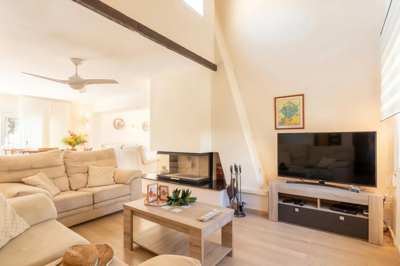 Seaside Villa with Private Garden in Estepona, Foto 4