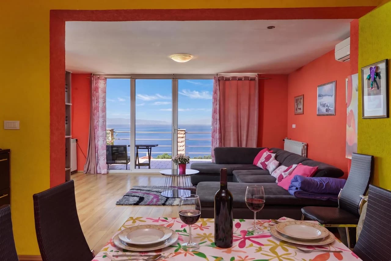 Colourful Seaview Apartment photo 3